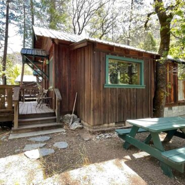 Feather River Hot Springs cabin with picnic table